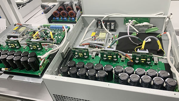 Ang usa ba ka static nga reaksiyon nga gipahiuyon sa kuryente adunay gimbuhaton sa usa ka capacitor?